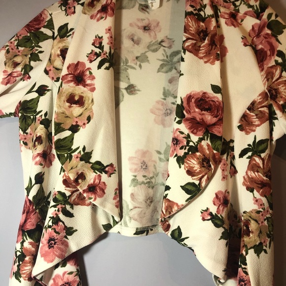 Beautiful cardigan with rose printed design - Picture 3 of 3
